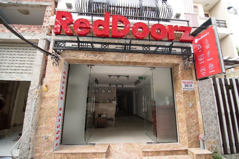 Reddoorz Plus @ Nguyen Trai Street Хошимін Екстер'єр фото